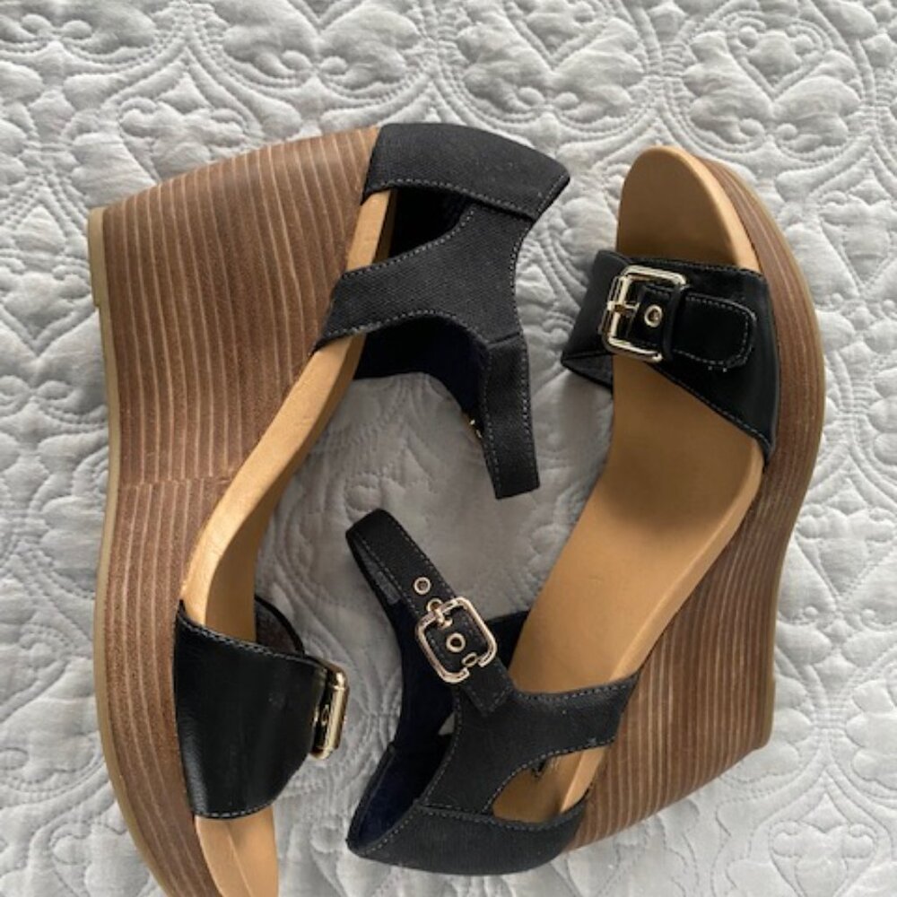 Dr. Scholl's Black & Tan Wood-Look Wedge Sandals - Picture 2 of 6